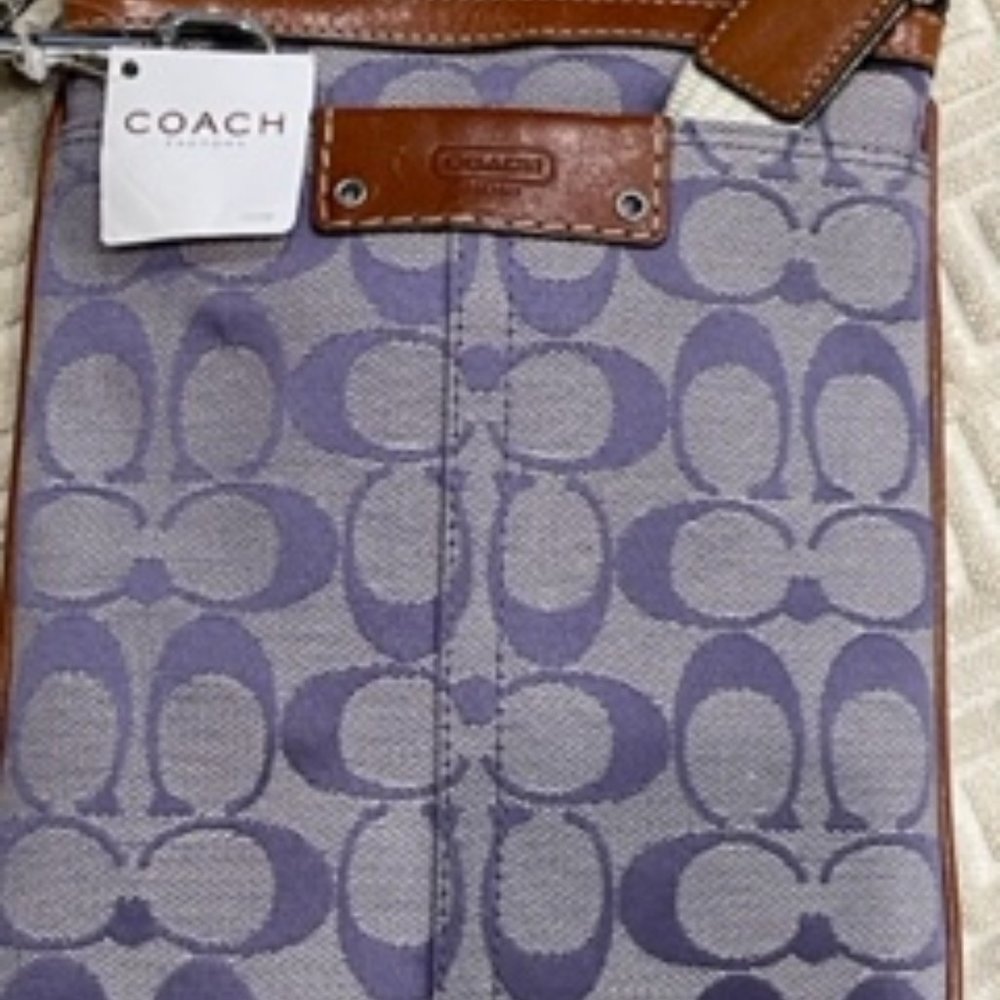 NWT Coach messenger crossbody with signature logo